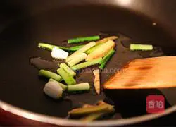 Illustration of how to make Shanhehai Sanxian Noodles 4