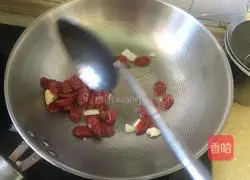 Illustration of how to make fried sausage with onions and carrots 3