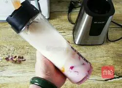 Illustration of how to make red dragon fruit and mango juice 4
