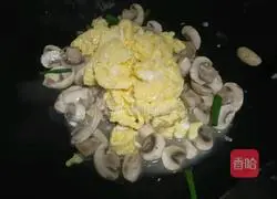How to stir-fry mushrooms with eggs Illustration 7