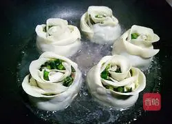 Fried Dumplings with Chives, Shrimp and Rosette#New Year's Eve Dinner Recipe Illustration 12