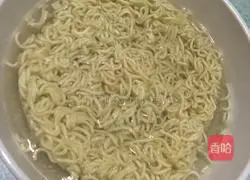 Illustration of how to make instant noodles with coriander 1