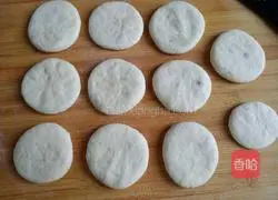 Illustration of how to make meringue sugar cookies 12