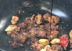 Illustration of how to cook duck legs with potatoes 14