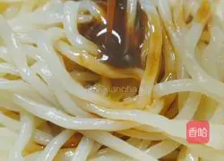 Illustration of how to make noodles with scallion oil 7