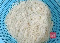 Illustration of how to make noodles with shredded carrots and pork 8