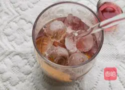 Two-color cranberry Illustration of how to make raspberry ice drink 6