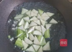 Illustration of how to make shrimp-leaf gourd and egg soup 5