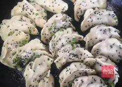 Illustration of how to make pot stickers with pickled cabbage stuffing 4