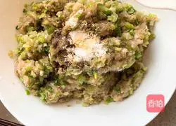 Illustration of how to make celery and pork dumplings 2