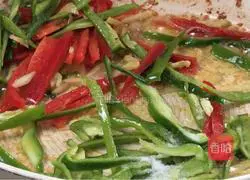 Illustration of how to stir-fry meat with tofu skin 13