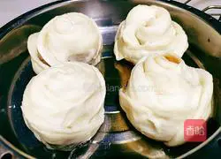 Illustration of how to make pork rose buns 20