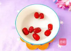 Illustration of how to make pumpkin, red date and lily soup 4