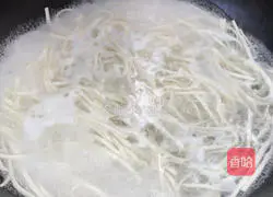 Illustration of how to make noodles with shredded pork in sauce 7