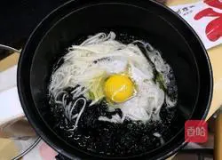 Wuyun Yingyue (Seaweed and Egg Noodle Soup) Recipe Illustration 5