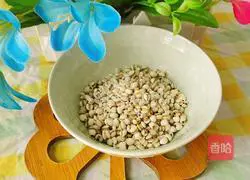 Illustration of how to make barley, red dates and white fungus soup 3