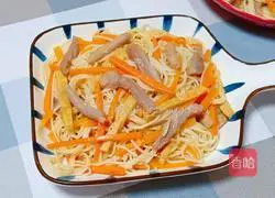 Illustration of how to make noodles with shredded carrots and pork 15
