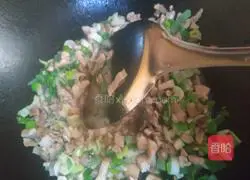 Illustration of how to make homemade diced eggplant noodles 4