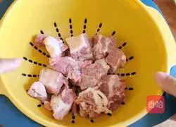 Illustration of how to make pork ribs soup 1