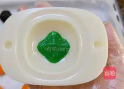 Illustration of how to make persimmon mooncakes 6