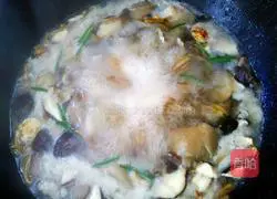 Illustration of how to make mushroom meat soup 15