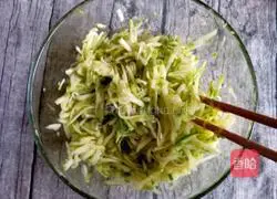 Illustration of how to make zucchini and meat dumplings 7