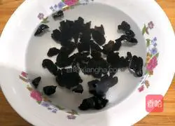 Illustration of how to make wild rice fungus and chicken soup 1