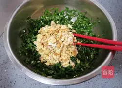 Illustration of how to make shrimp skin, leek and egg dumplings 5