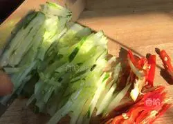 Illustration of how to make spicy and sour cucumber noodles 7