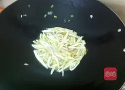 Illustration of how to shred shiitake mushroom roots 6