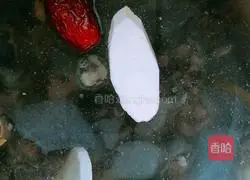 Illustration of how to make black-bone chicken soup 4