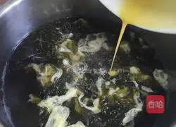 Illustration of how to make seaweed and egg drop soup 3