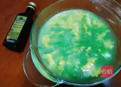 Illustration of how to make lettuce and egg soup 6