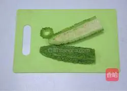 No doubt, summer is the best time to shave.Illustration of how to make oil and cellulite-reducing bitter melon water 2