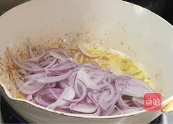 Illustration of how to stir-fry shredded pork with green onion 10