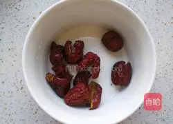 Illustration of how to make red dates and longan soup with double ears 5