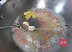 Illustration of how to make radish seedlings in soup 4