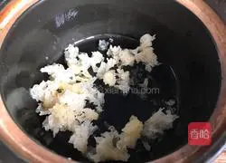 Illustration of how to make red dates, lotus seeds and white fungus soup 2