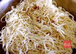 Illustration of how to make lentil braised noodles 1