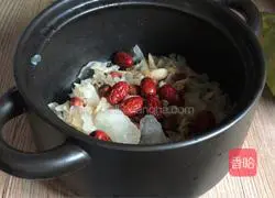 Illustration of how to make papaya and white fungus soup 3