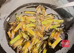 Illustration of how to make noodles with scallion oil 4