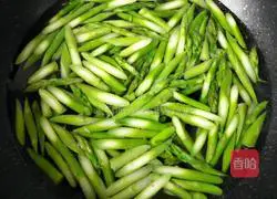 Illustration of how to make cold garlic asparagus 5