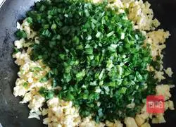 Illustration of how to make leek and egg buns 7