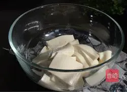 Illustration of how to make preserved egg and tofu soup 3