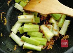 Illustration of how to make shrimp loofah and egg soup 9