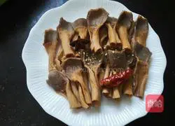 Illustration of how to make five-spice duck sausage 12