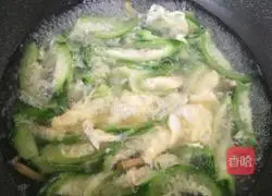 Illustration of how to make loofah and egg soup 8