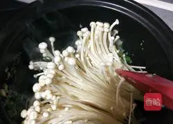 Illustration of how to make enoki mushroom and bamboo fungus soup 11