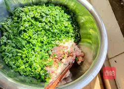 Illustration of how to make dumplings stuffed with chives and sour soup 1