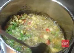 Sichuan - Illustration of how to make shredded pepper and chicken 11